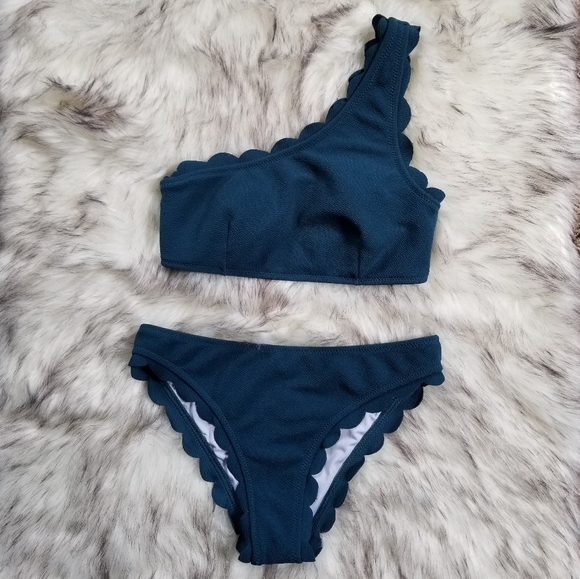 Cupshe Wavy Edge One-Shoulder Bikini - Picture 2 of 7